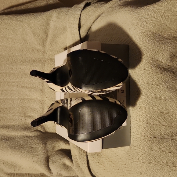 BRAND NEW Zebra Pony Hair Open Toe Pumps - Picture 4 of 4